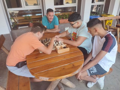 Varios participantes jugando al Ajedrez