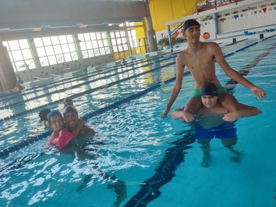 Varios participantes en la piscina