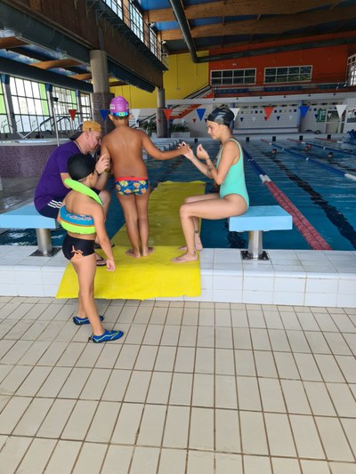 Dos participantes juegan en la piscina