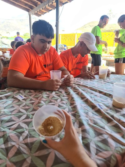 Varios participantes con vasos con tierra