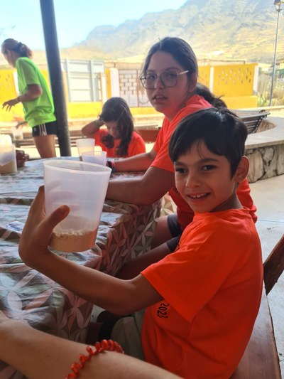 Varios participantes con vasos de agua