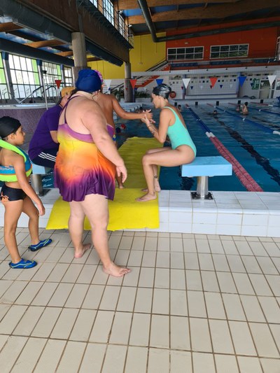 Varios participantes en la piscina