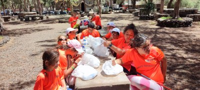 Un grupo de participantes comiendo