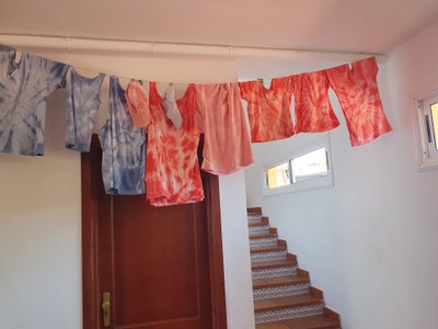 Exposición de camisetas pintadas