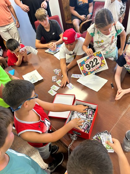 Participantes resolviendo la Gymkhana en la Agencia de La Palma