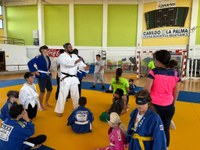 Participantes en el taller de judo.