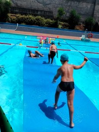 Participantes disfrutando de juegos en la piscina.