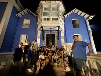 Foto de grupo, primer día, sentados en las escaleras de nuestro albergue.