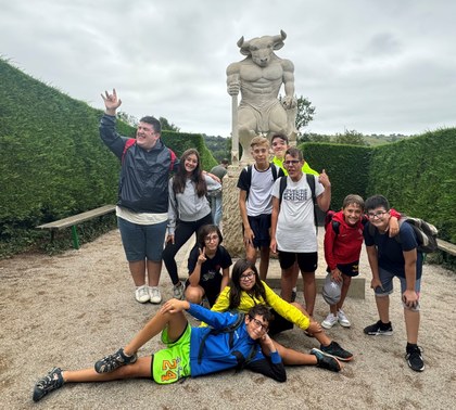 Foto de grupo en el centro del laberinto junto a una estatua en forma de minotauro