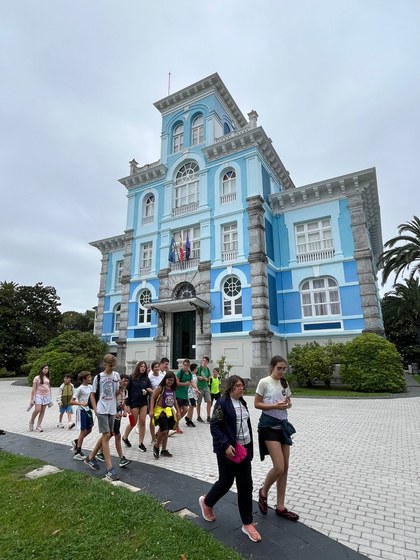 Participantes caminando por delante de la Casa Museo de los Indianos