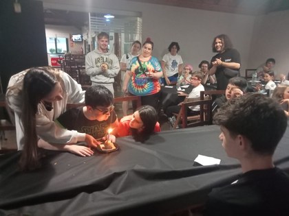 Saúl, soplando las velas por su cumpleaños.