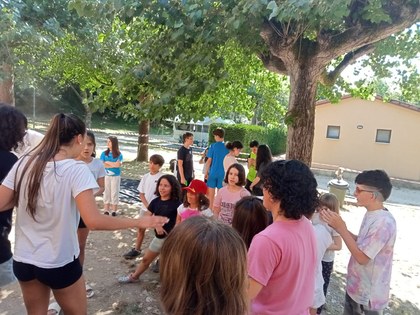 Participantes descubriendo la temática del campamento junto a sus monitoras