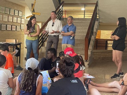 Grupo de participantes escuchando a los representantes de ONCE que han venido de visita.