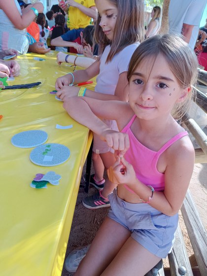 Participantes en el taller de creación de medallas.