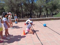 Participantes realizando ejercicios para la práctica de Goalball.