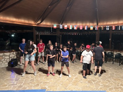 Participantes bailando durante la actividad nocturna.