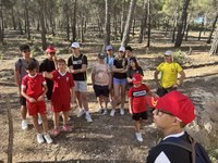 Participantes durante la ruta de senderismo