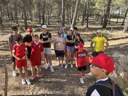 Participantes durante la ruta de senderismo