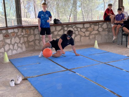 Participantes realizando ejercicios de práctica de Goalball.