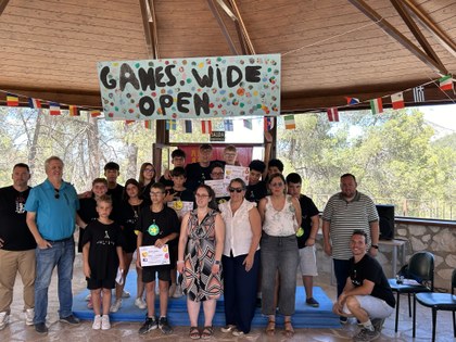 Foto de grupo en el pódium con la visita institucional.