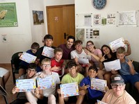 Todos los participantes posando con sus diplomas de participación.