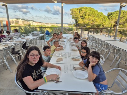 Grupo de participantes antes de empezar a comer.