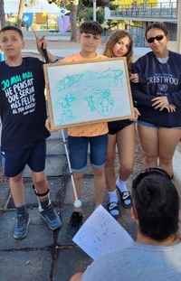 Grupo de participantes mostrando los dibujos que han realizado en una actividad