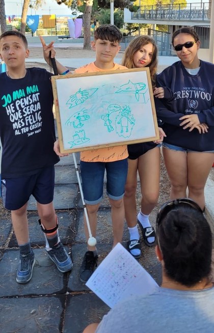 Grupo de participantes mostrando los dibujos que han realizado en una actividad