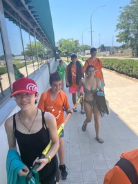 Participantes de excursión a la playa con las barras direccionales.