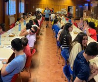 Participantes preparados para cenar.