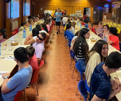 Participantes preparados para cenar.