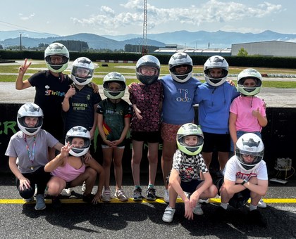 Grupo de participantes con los cascos puestos para montar en los Karts.