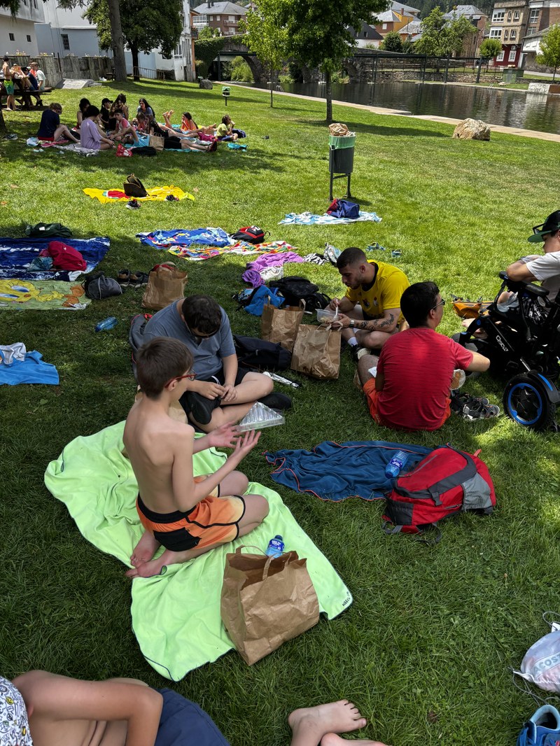 Participantes en la playa Fluvial