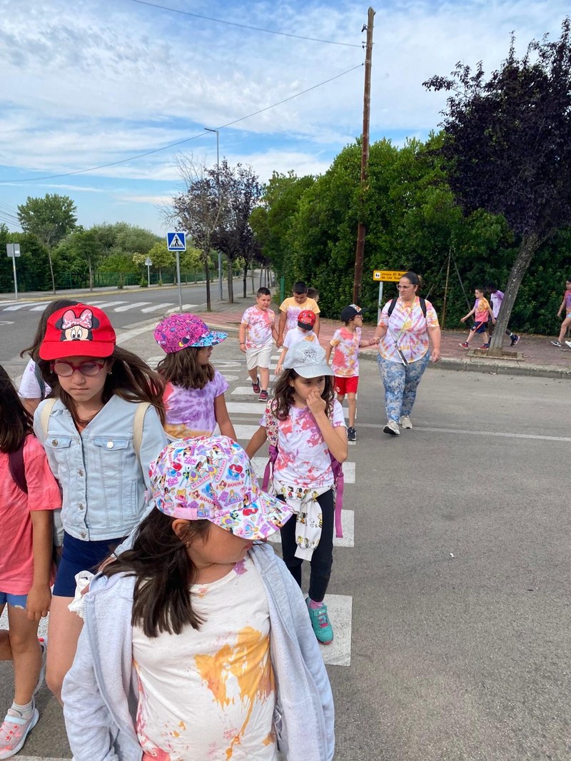 Participantes cruzando por el paso de cebra de camino al pabellón deportivo.