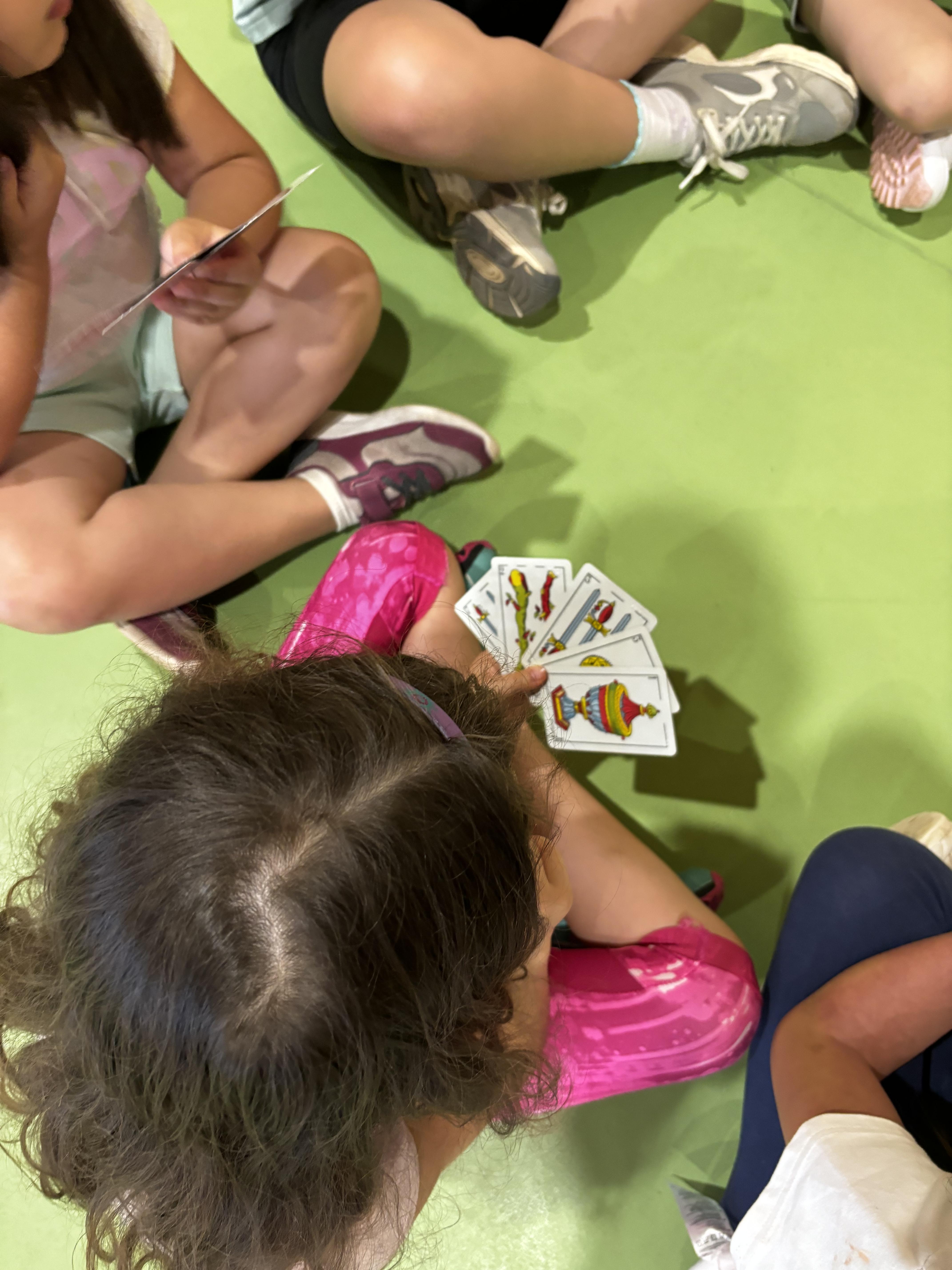 Participantes jugando a las cartas.