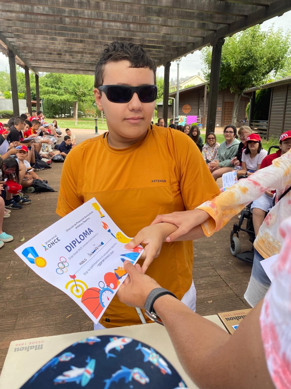 Pablo recibiendo su diploma y premios.