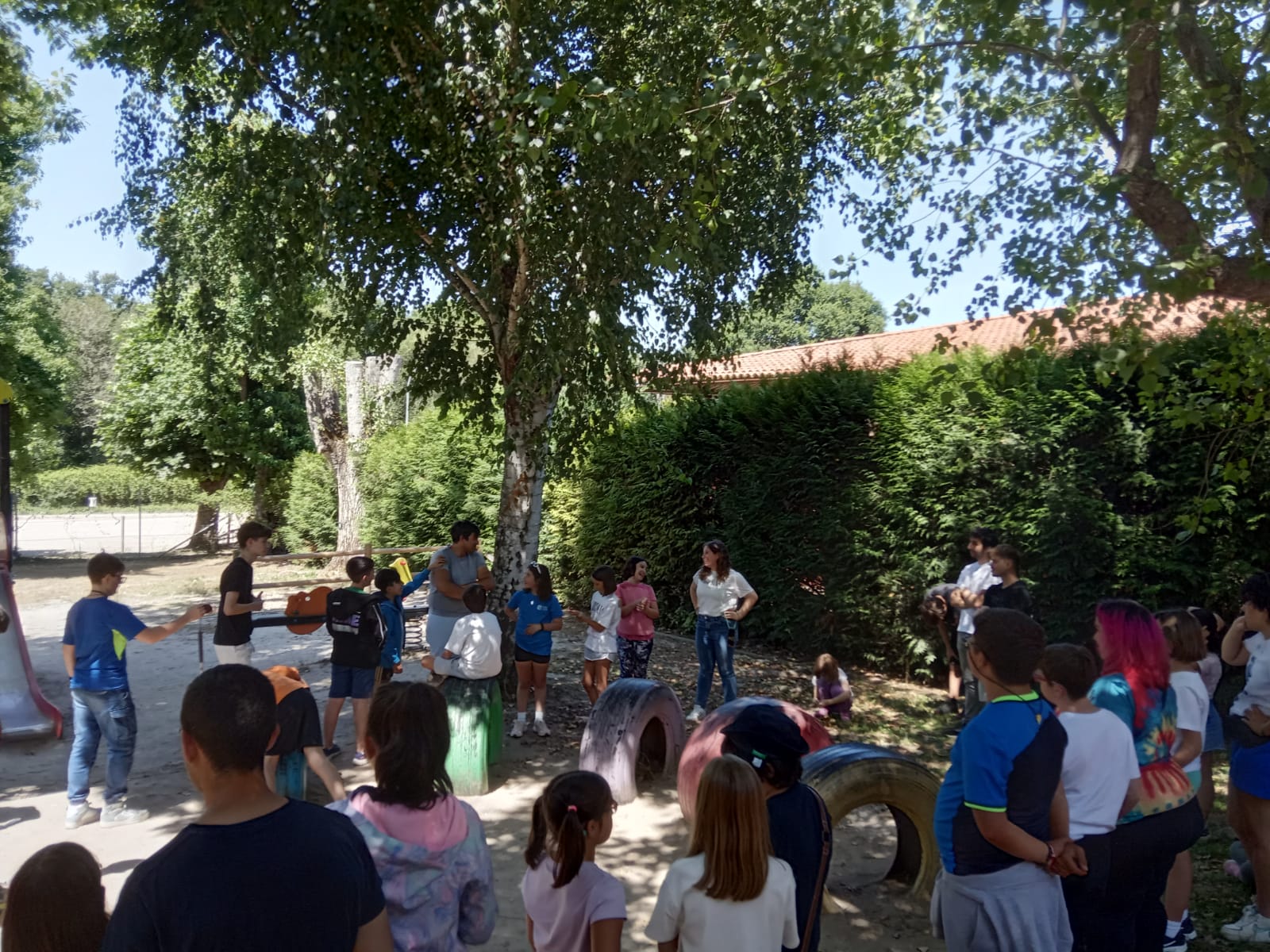 Grupo de participantes realizando los primeros juegos de presentación