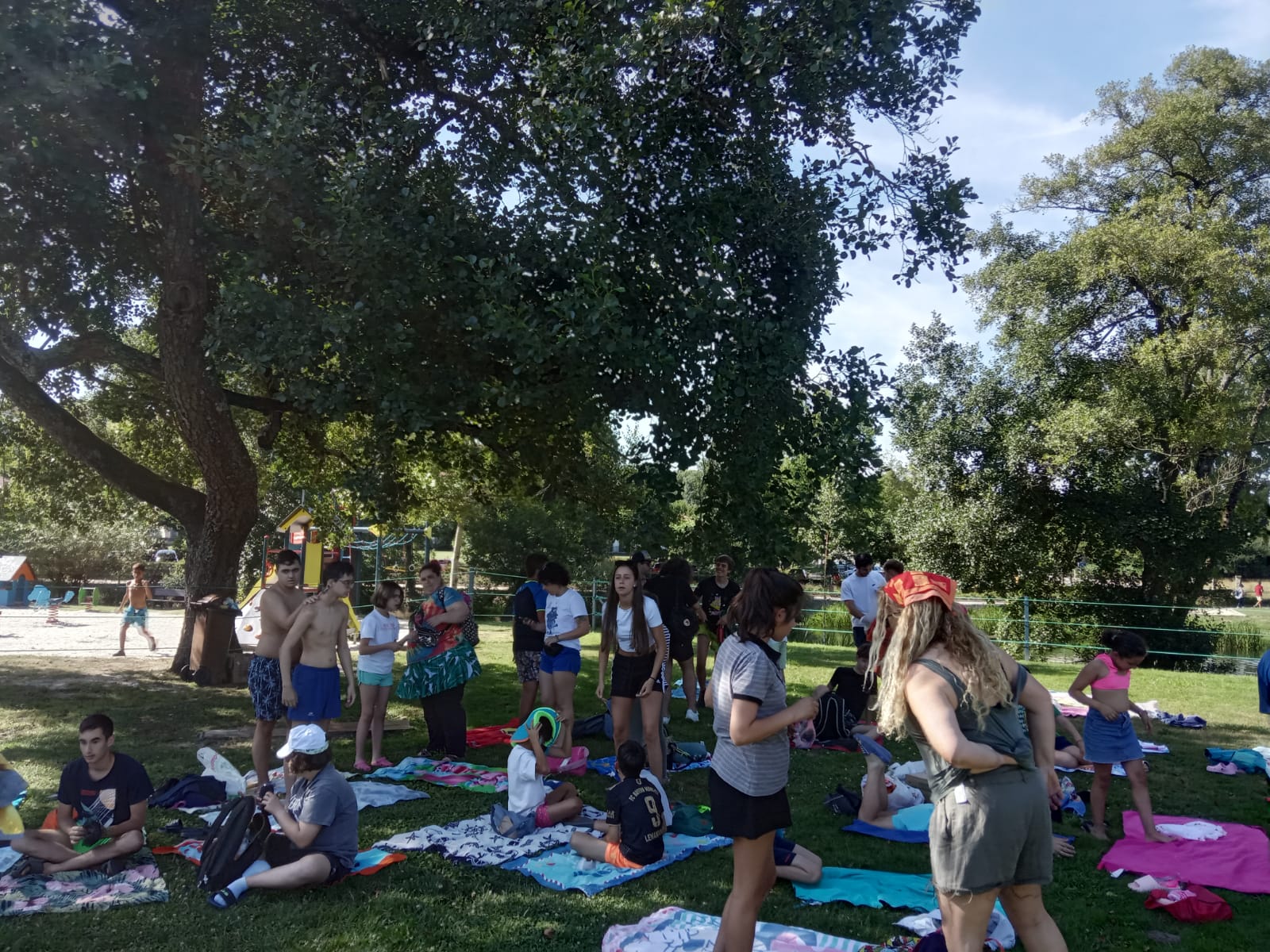 Participantes recién llegados a la piscina