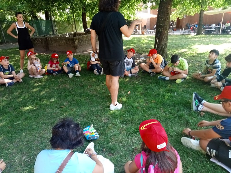 Participantes jugando tras la ruta.