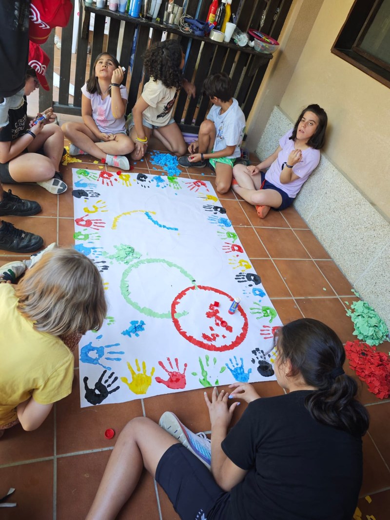 Participantes colaborando en la elaboración del mural olímpico.