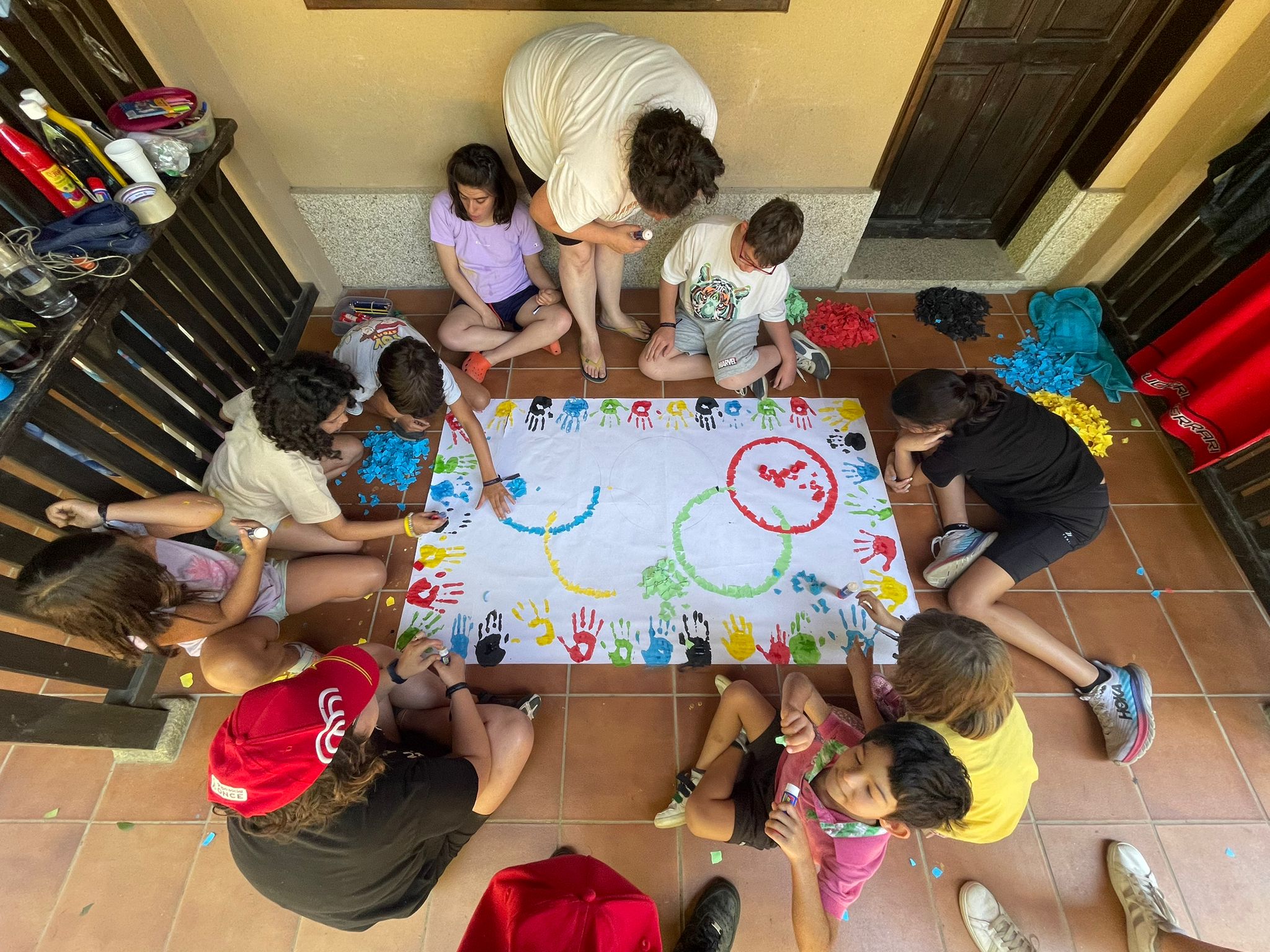 Participantes colaborando en la elaboración del mural olímpico.