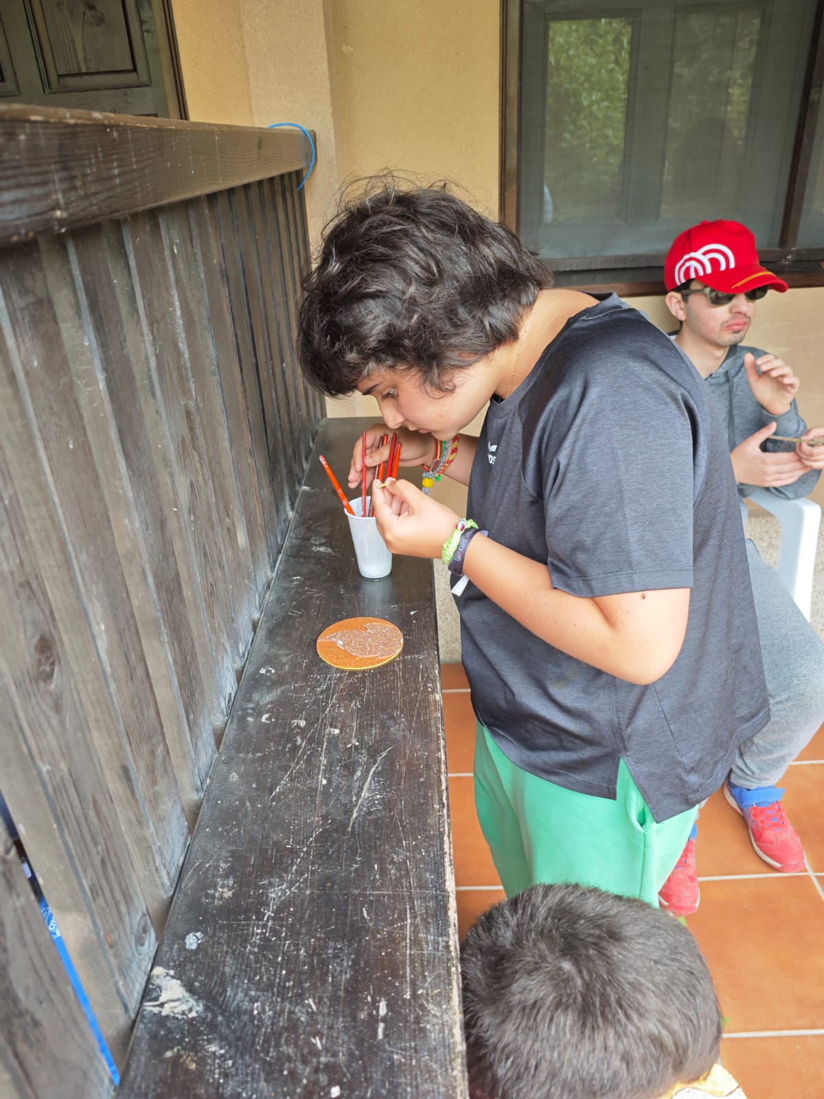 Participantes elaborando las medallas olímpicas.