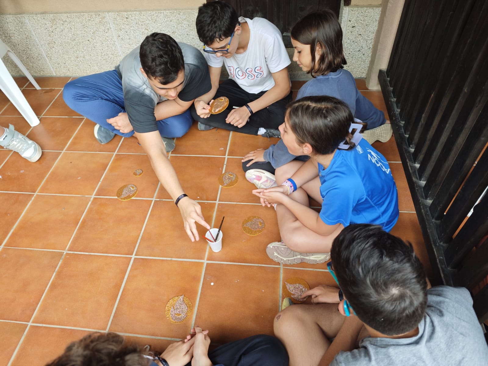 Participantes elaborando las medallas olímpicas.