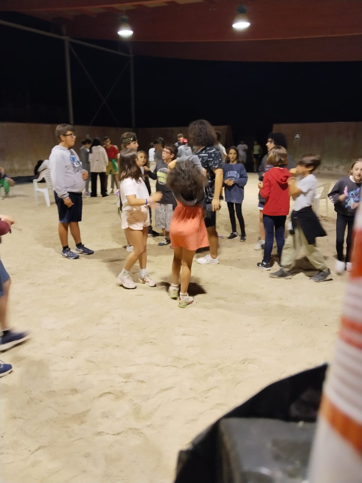 Participantes durante la velada nocturna.