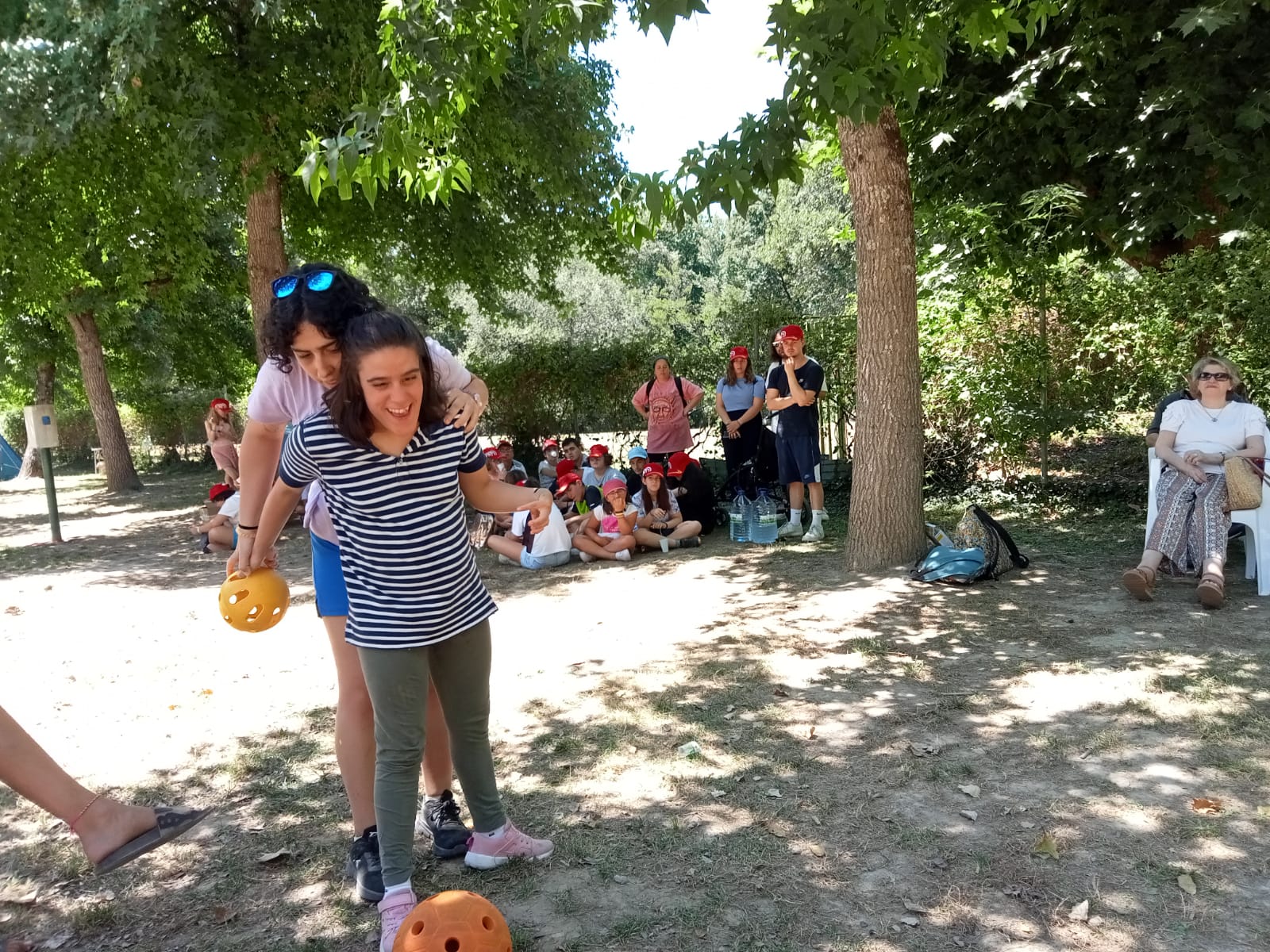 Participante y monitora durante las competiciones finales de goalball