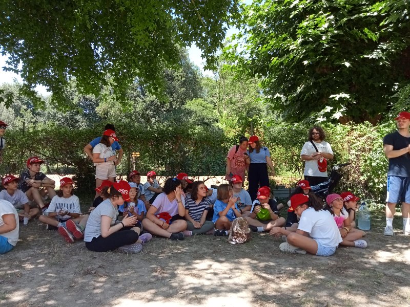 Participantes sentados en el suelo durante las competiciones finales