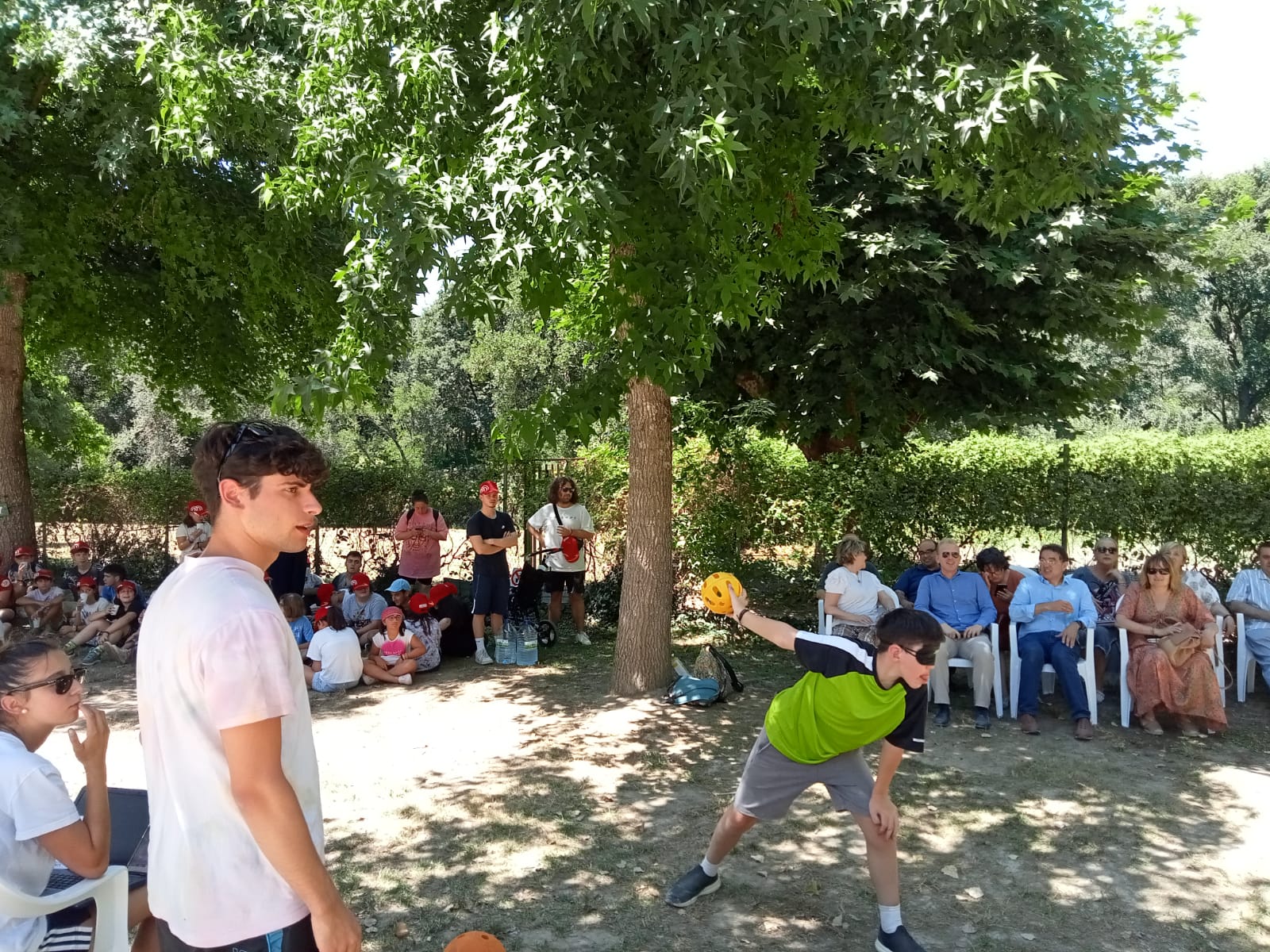 Participante lanzando una pelota durante la competición final de goalball