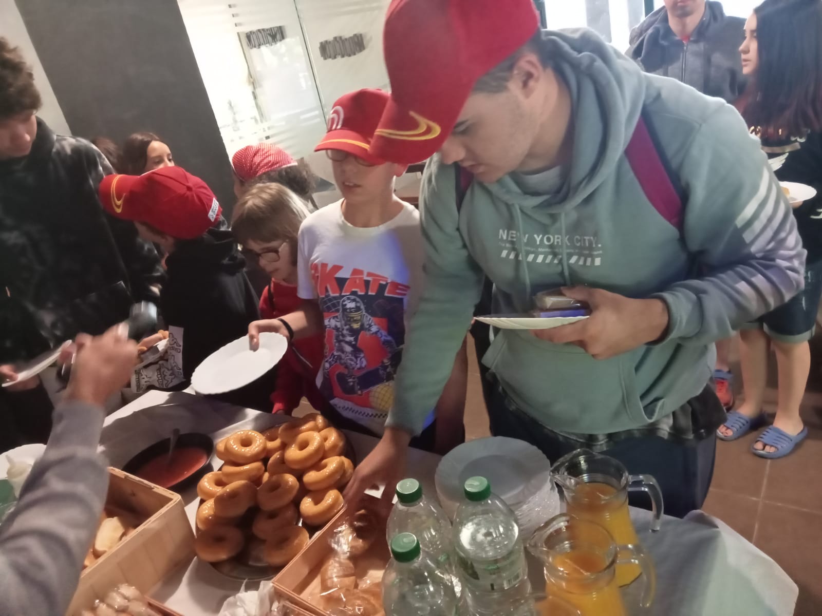 Participantes en el comedor con un desayuno especial, Donuts.