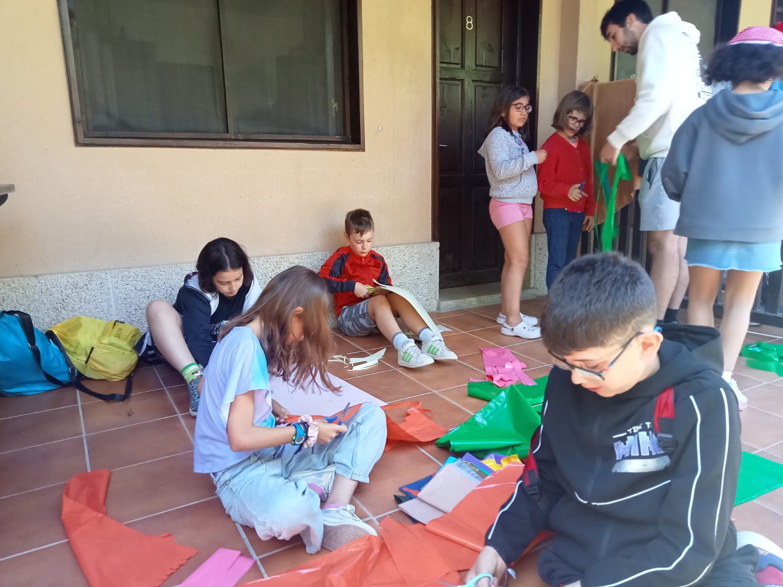 Participantes haciendo manualidades para decorar el espacio en la ceremonia final. 