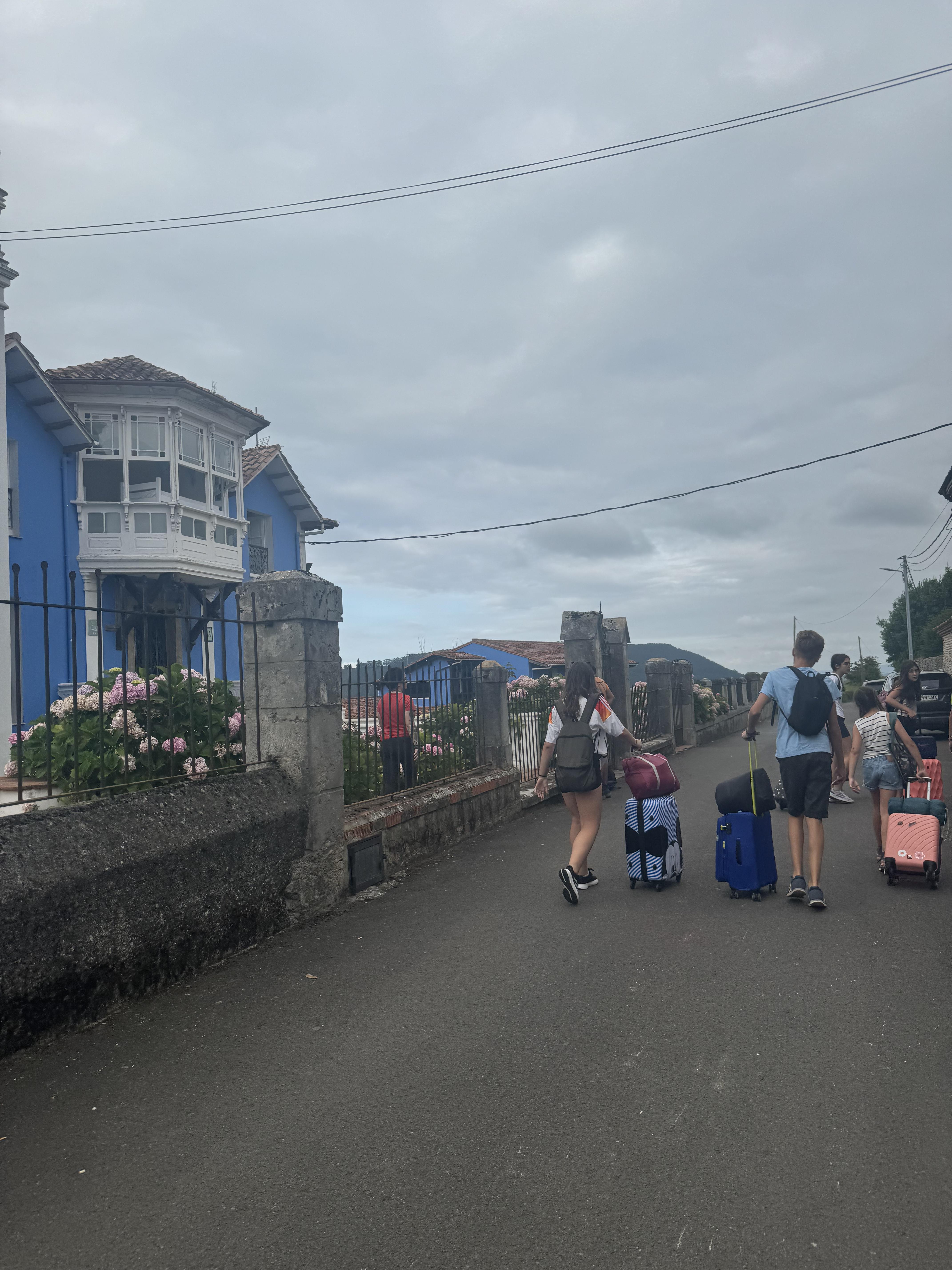 Llegada al albergue después del largo viaje.